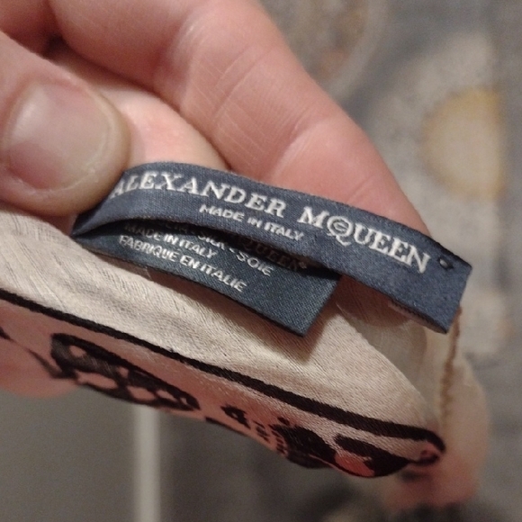 Alexander McQueen Black and White Skull Scarf - Picture 3 of 3